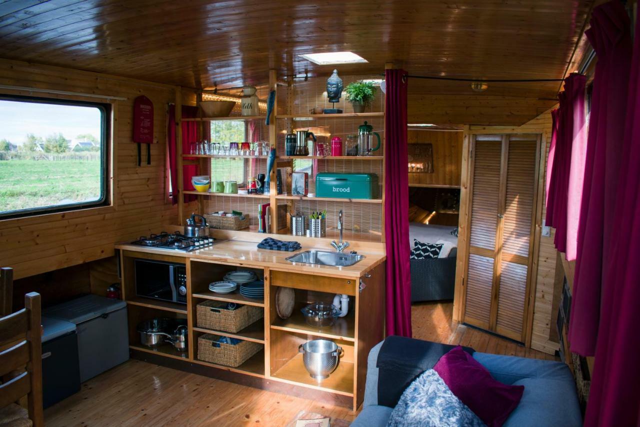 Houseboat Botel *