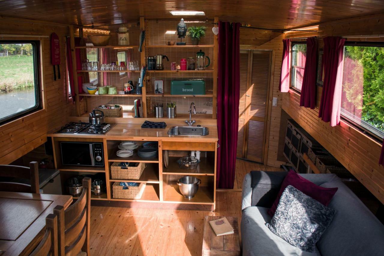 Houseboat *